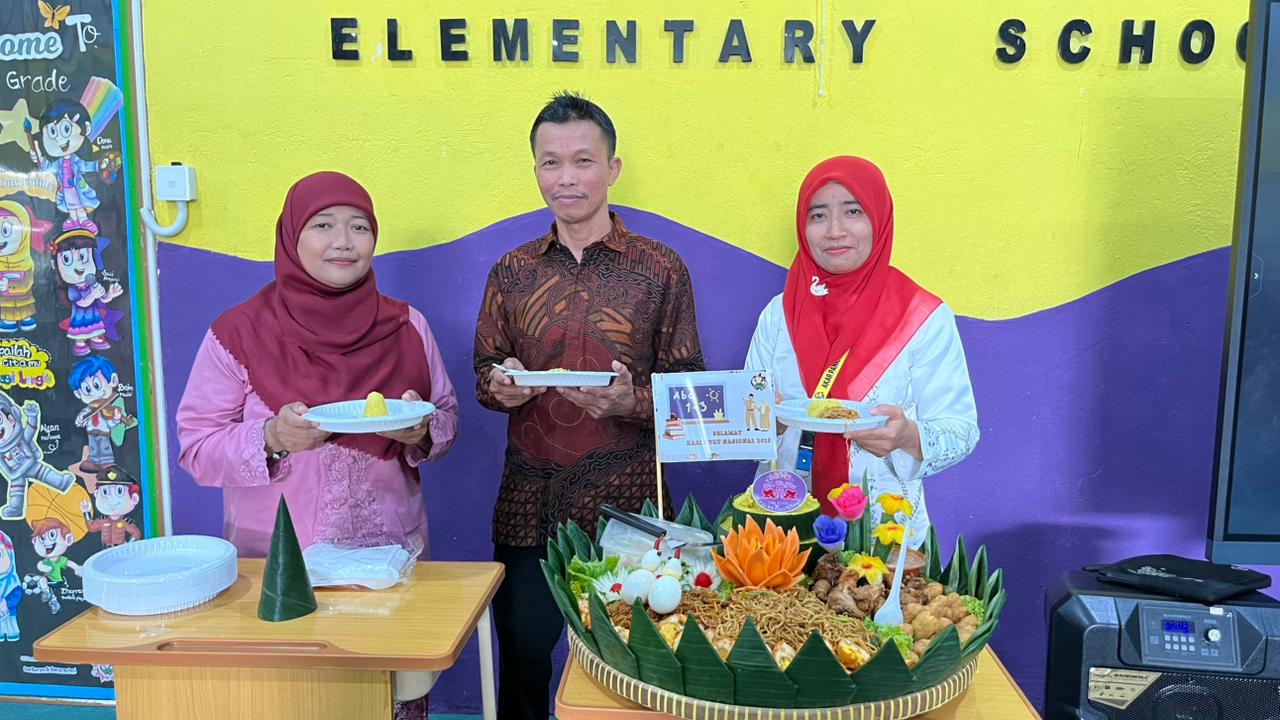 SD AKAR PANRITA MERAYAKAN HARI GURU